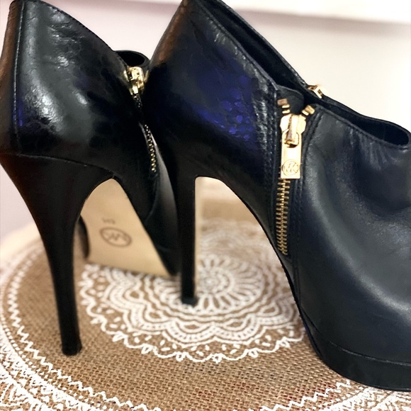 MICHAEL KORS - black heeled booties with gold zipper - Picture 2 of 6